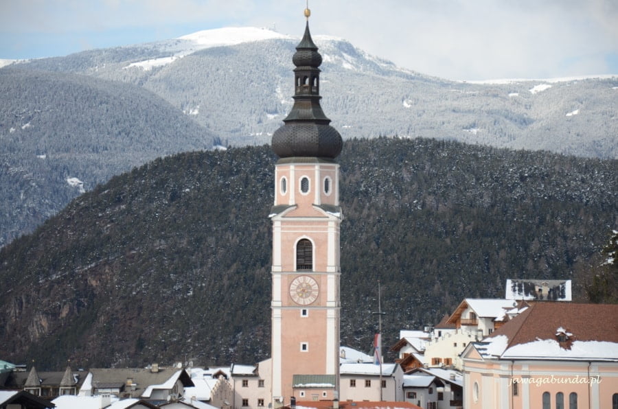 wieża kościelna górująca nad miasteczkiem