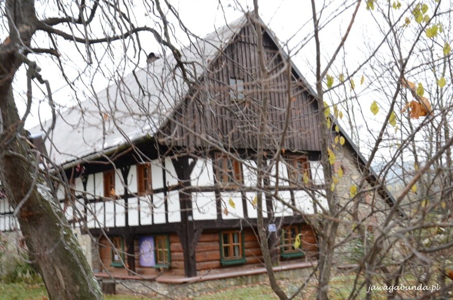 dom drewniany z białymi wstawkami