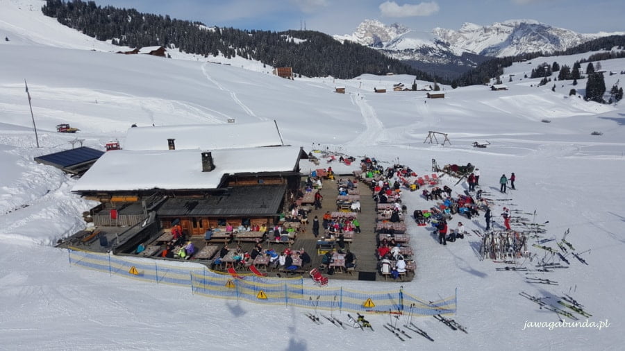 restauracja w górach, liczni narciarze