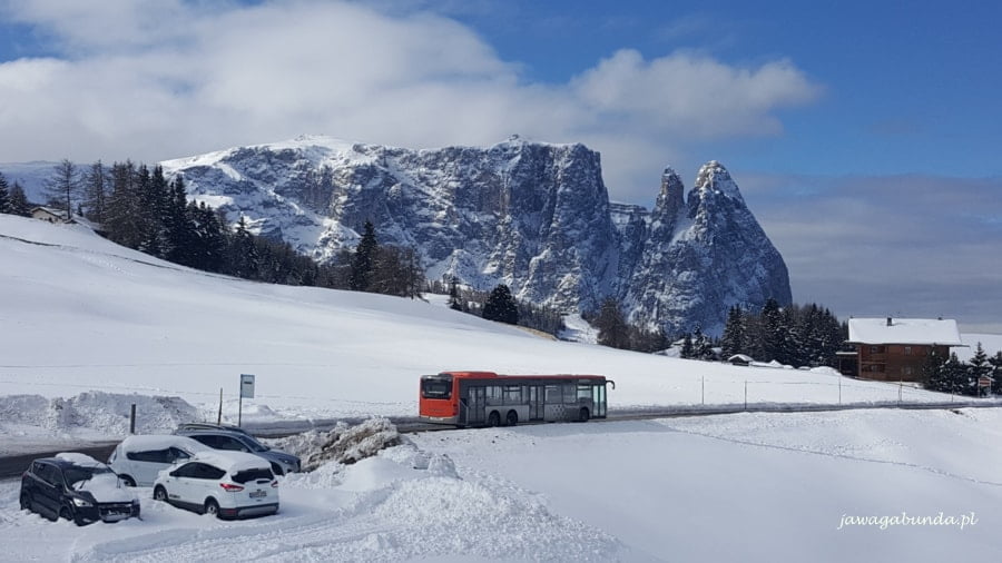 autobus, który przejeżdża przez stok narciarski