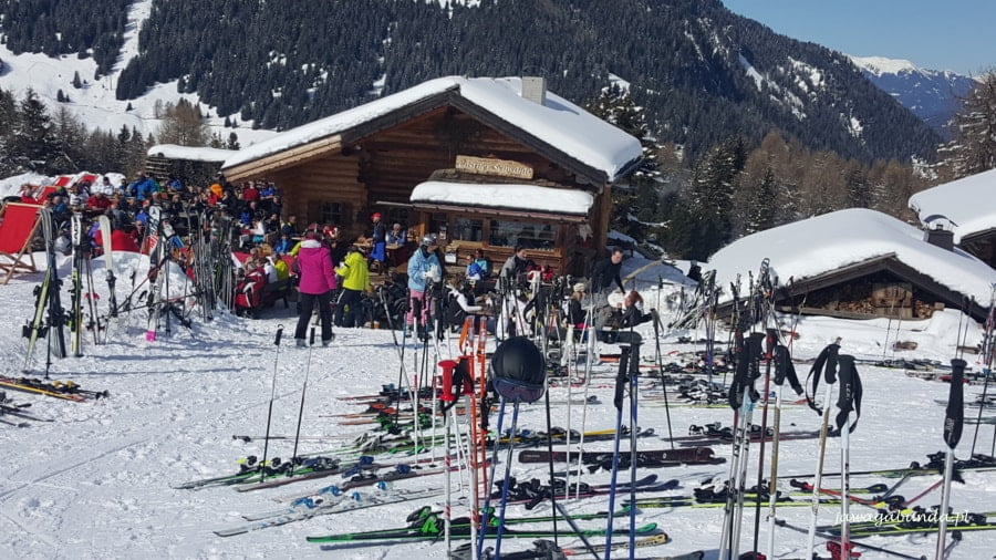 restauuracja w górach i mnóstwo nart