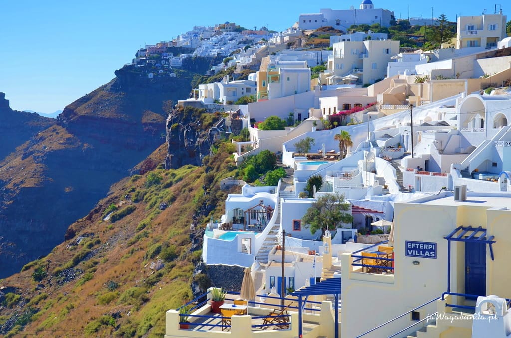 widok na wille do zamieszkani na Santorini