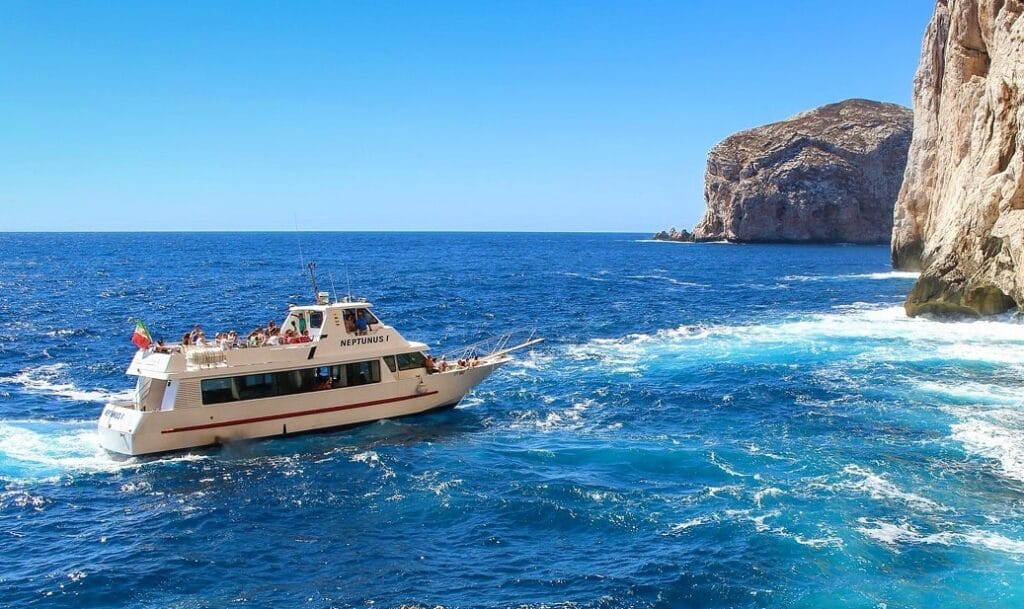 statek płynie po morzu w kierunku skał