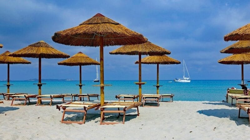 parasole na plaży i morze