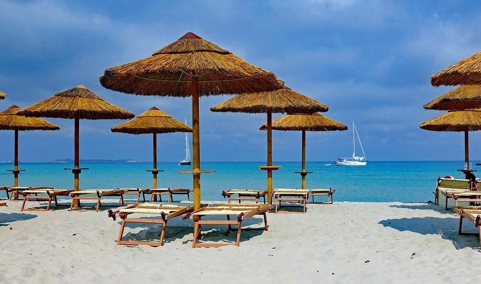 parasole na plaży i morze