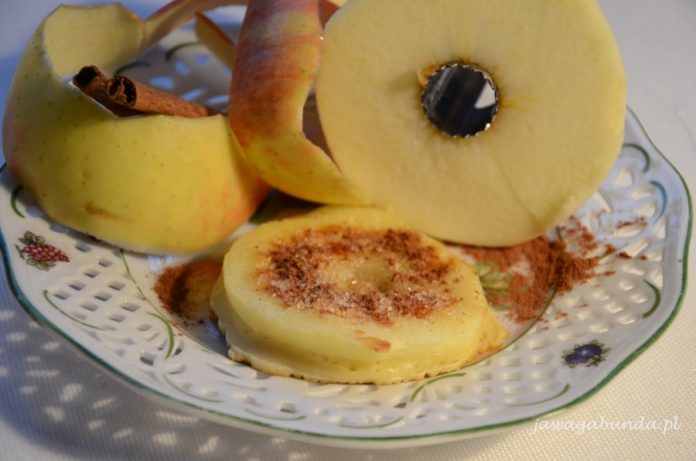 Jabłka zapiekane w cieście naleśnikowym.