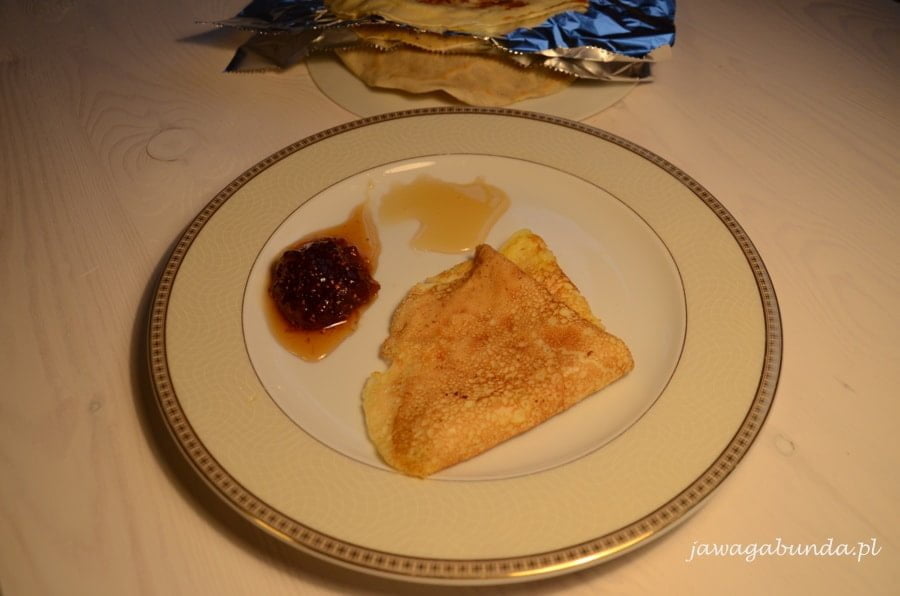 Naleśnik na talerzu i dwa rodzaje dżemu.