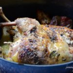 Soczysta gęś pieczona w niskiej temperaturze. Przygotowana w brytfannie. Delikatna z lekko przyrumienioną skórką.