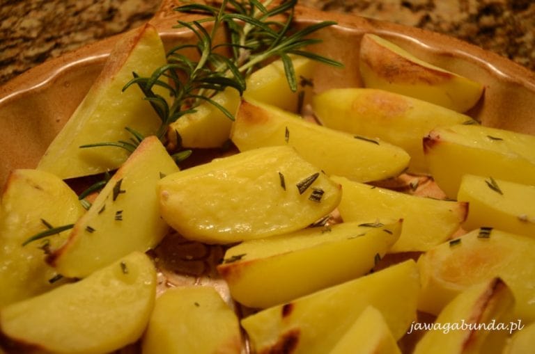 Ziemnaki upieczone w piekarniku posypane rozmarynem