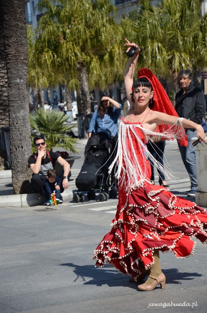 kobieta tańczy flamenco