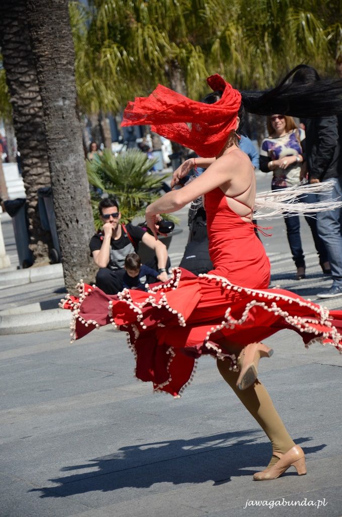 kobieta tańczy flamenco