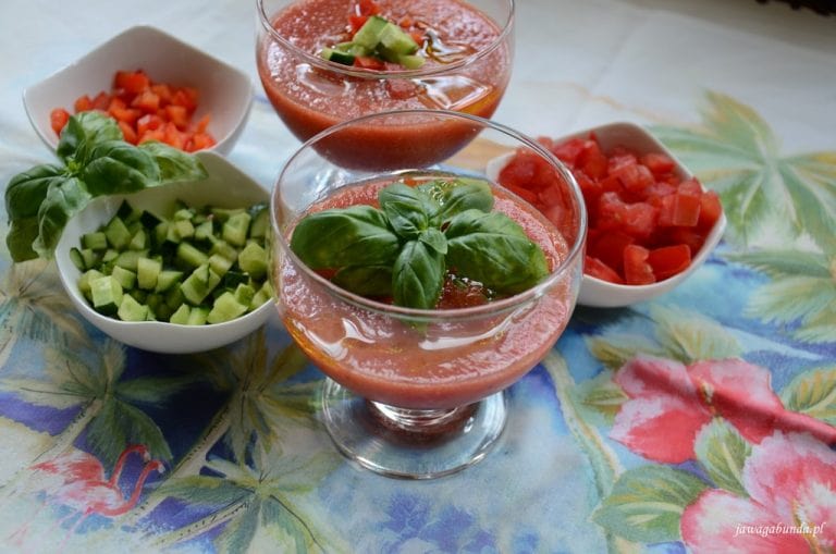 Gazpacho podane w małych szklanych kieliszkach.