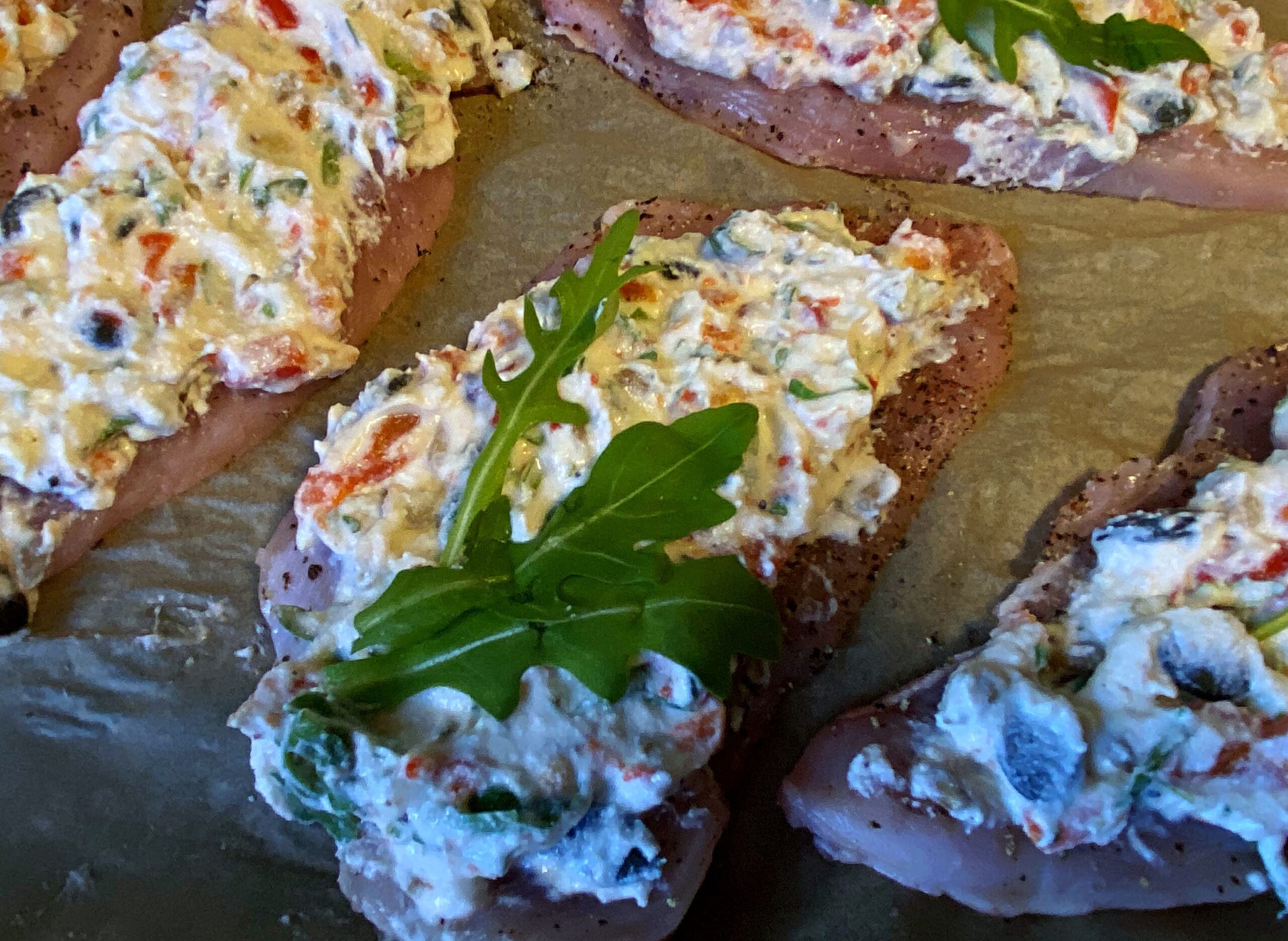 piersi z indyka z serem i rukolą