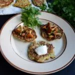 Placki z cukinii podane z pysznym sosem tzatziki.