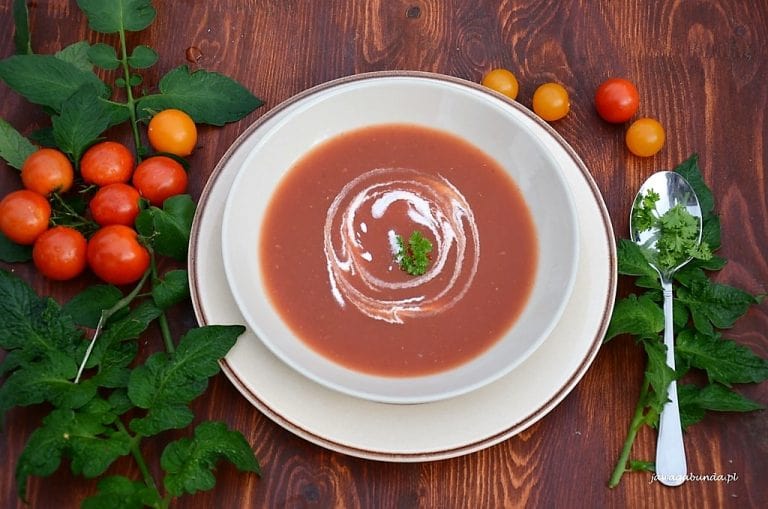 Zupa pomidorowa według tradycyjnego przepisu. Ze śmietaną lub jogurtem.