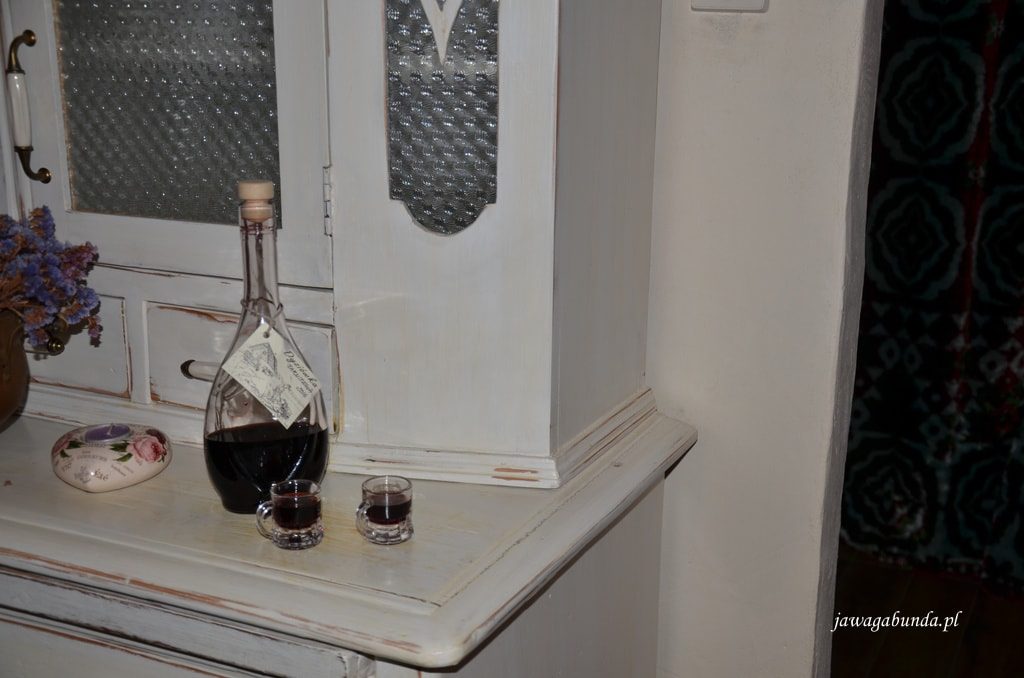 nalewka z aronii w karafce i kieliszki