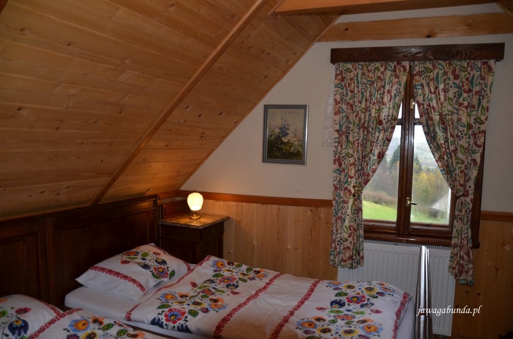 sypialnia w drewnianym domu