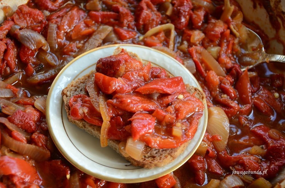 Soczysta papryka w postaci peperonaty podana na kromce chleba.