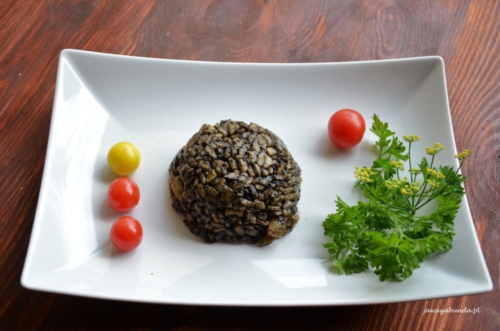 Czarne risotto na talerzu.