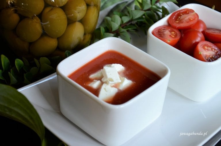 Zupa pomidorowa z serem feta w kostkach. Zupa krem według Greckiego przepisu.