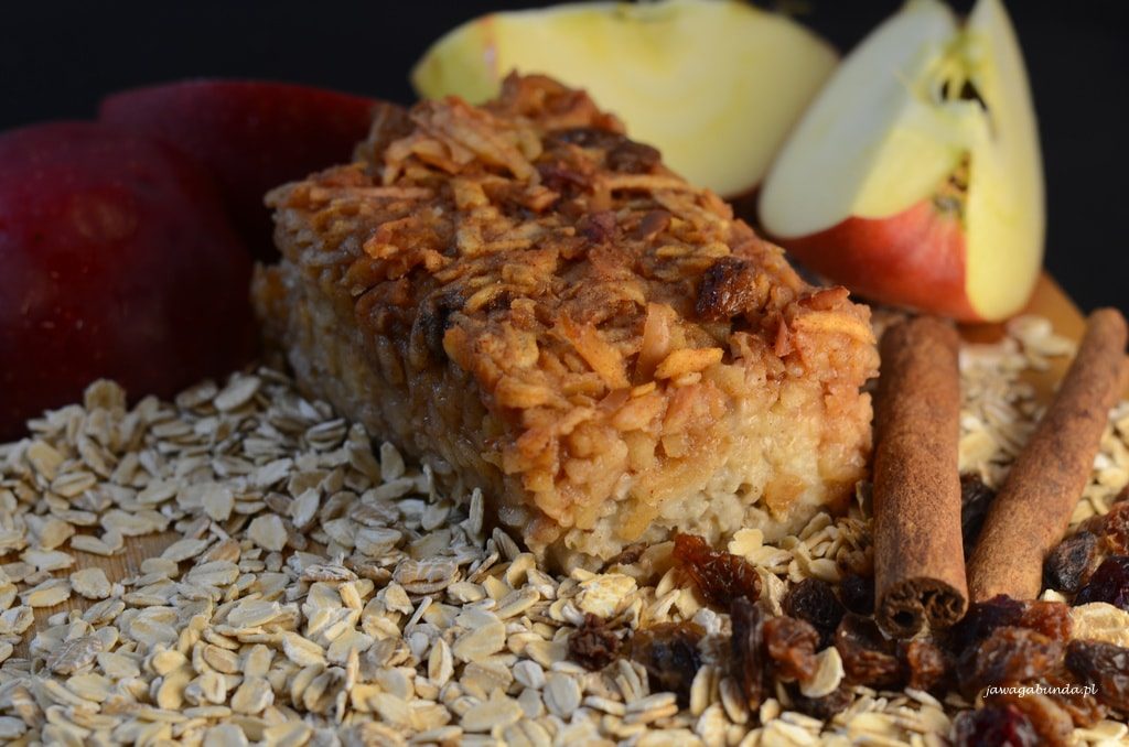 Kawałek jabłecznika bez cukru i mąki. Ciasto przygotowane na spodzie z płatków owsianych.