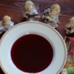 Tradycyjny czerwopny barszcz porzygotowany na zakwasie. Idealny na wigilijny stół.