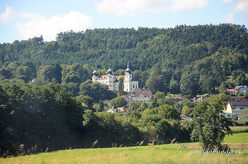 Arstetten zamek otoczony lasami