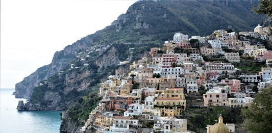 kolorowe miasto na skarpie nad morzem