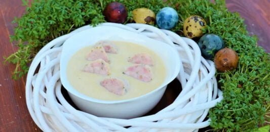 Tradycyjna wielkanocna zupa chrzanowa z pyszną wędzonką. Zupa poda z wielkanocnym stroikiem.