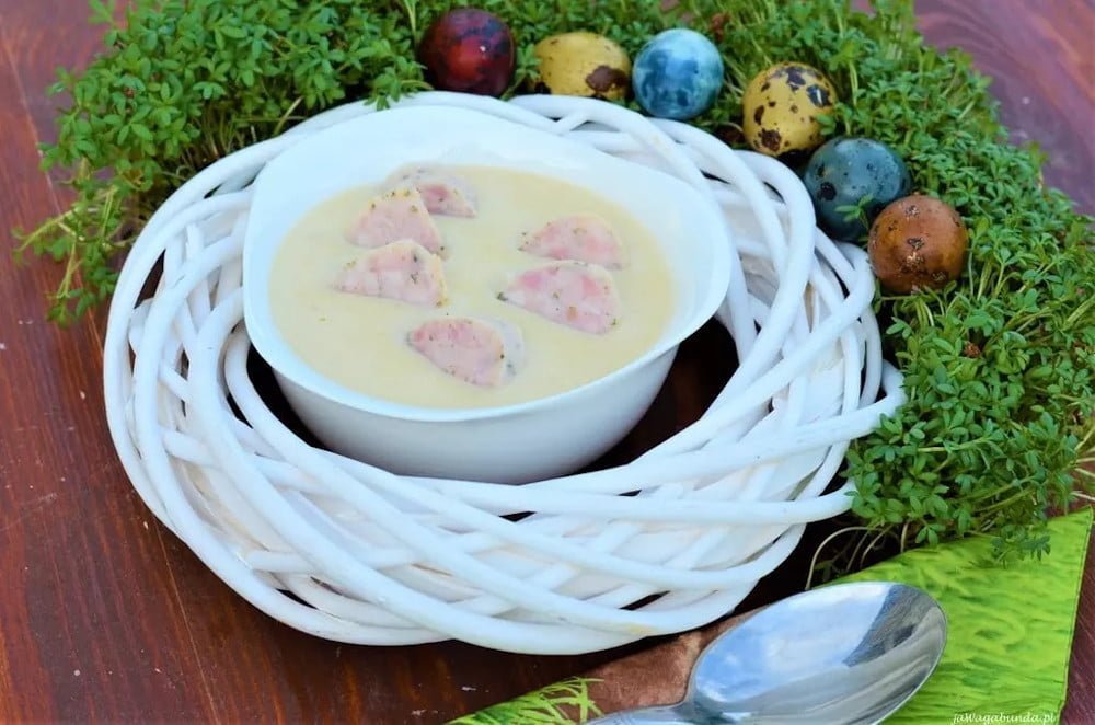 Tradycyjna wielkanocna zupa chrzanowa z pyszną wędzonką. Zupa poda z wielkanocnym stroikiem.