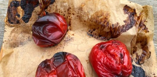 Upieczona papryka, z której łatwo usunąć skórkę.