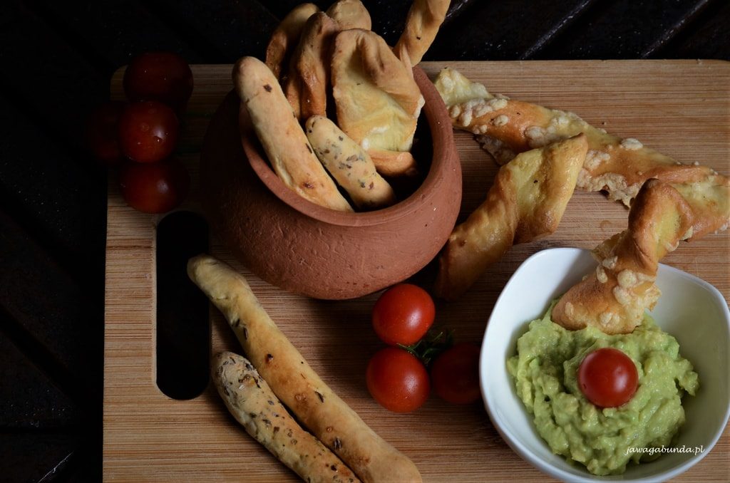 paluchy drożdżowe i pasta z avocado i pomidory