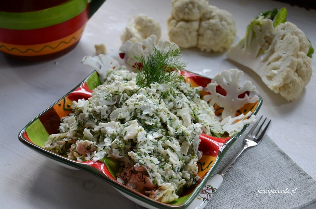 Surówka z kalafiora w miseczce i kalafior różyczki