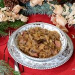 Bigos na talerzu i dekoracja świąteczna.