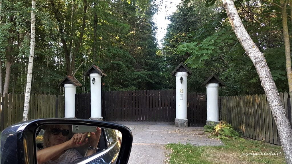 Brama do pensjonatu Łaśmiady