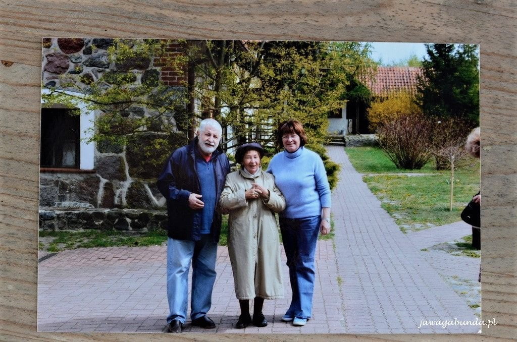 trzy osoby blisko siebie