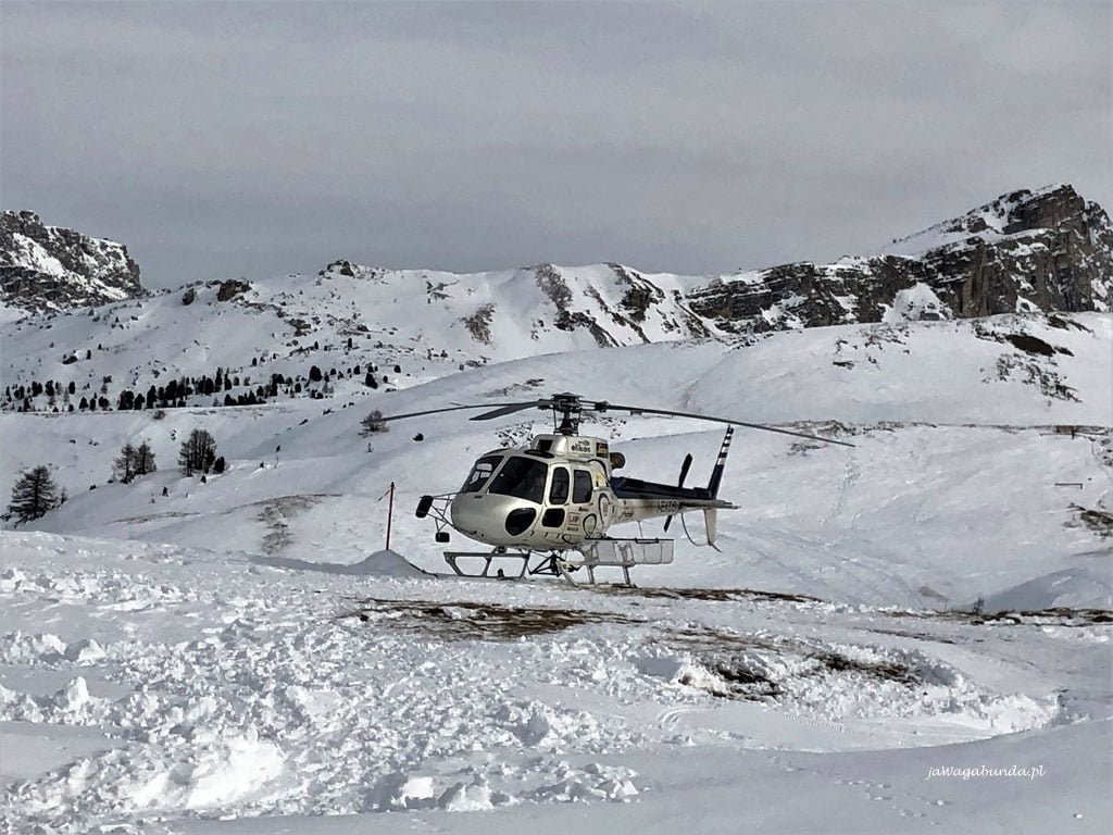 helikopter stoi w górach