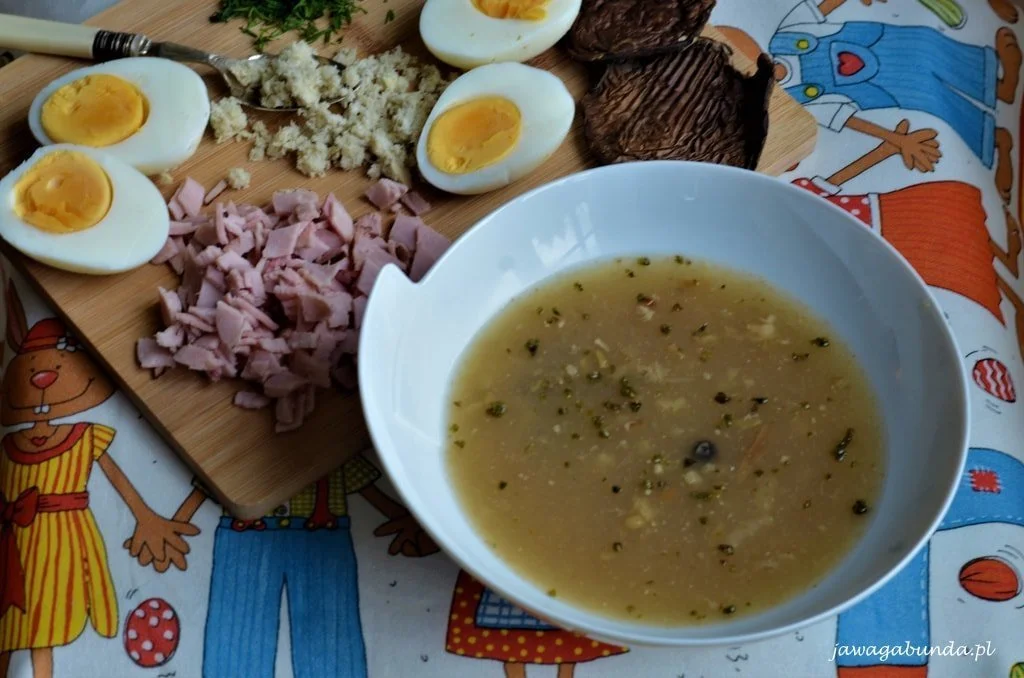 Tradycyjny przepis na żurek wielkanocny na wędzonce.