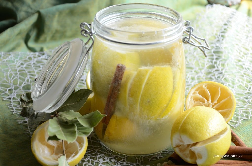 Znakomitym dodatkiem do kiszonych cytryn jest cynamon. Cytryny kiszą się w słojach razem z cynamonem.