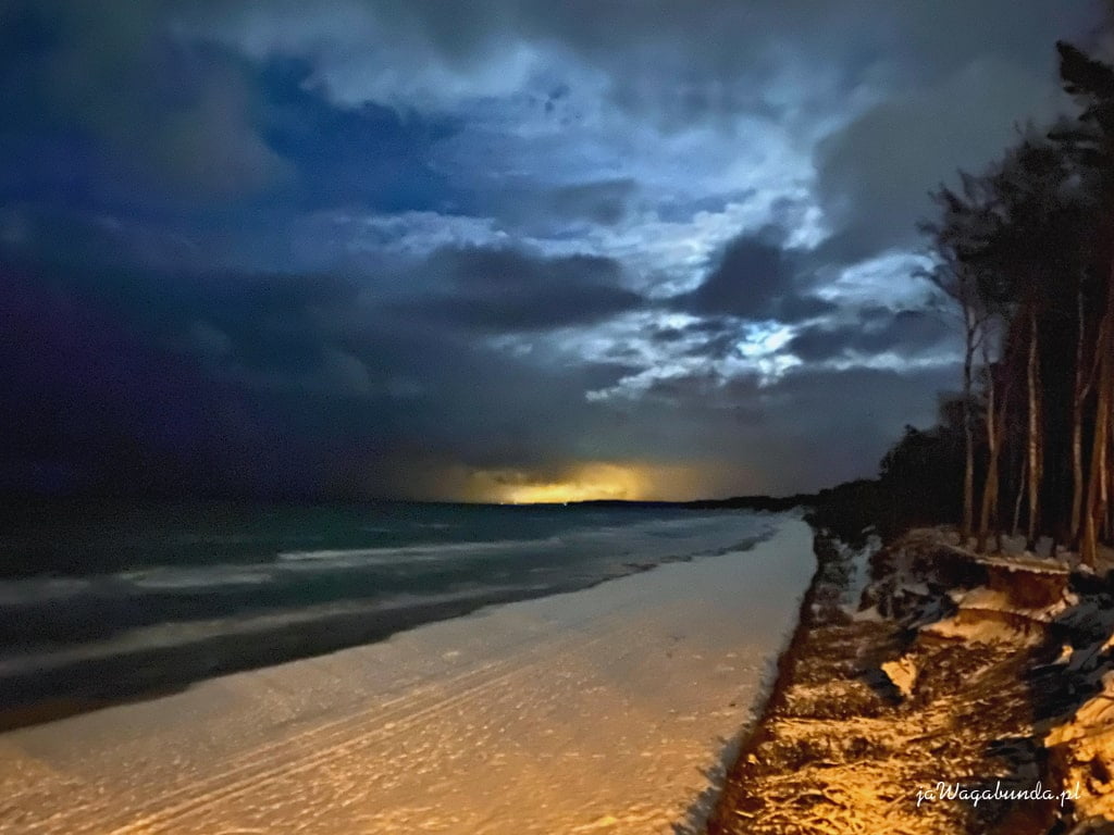 plaża zimą w nocy