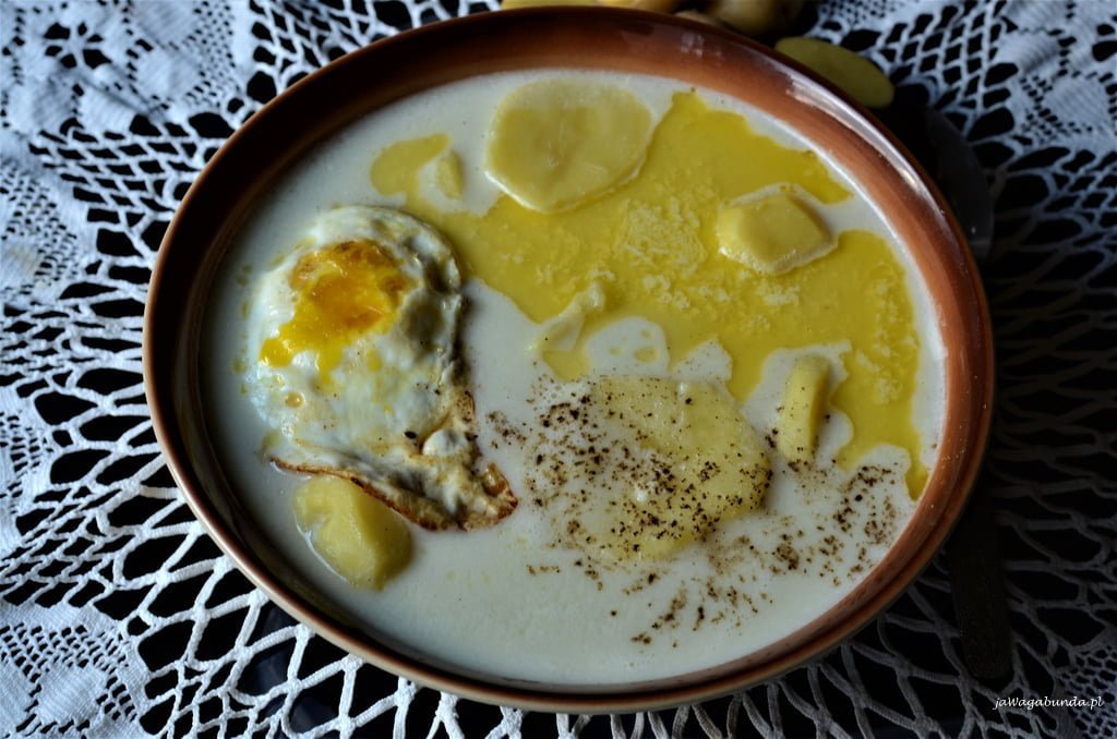 zupa z maślanki z jajkiem sadzonym
