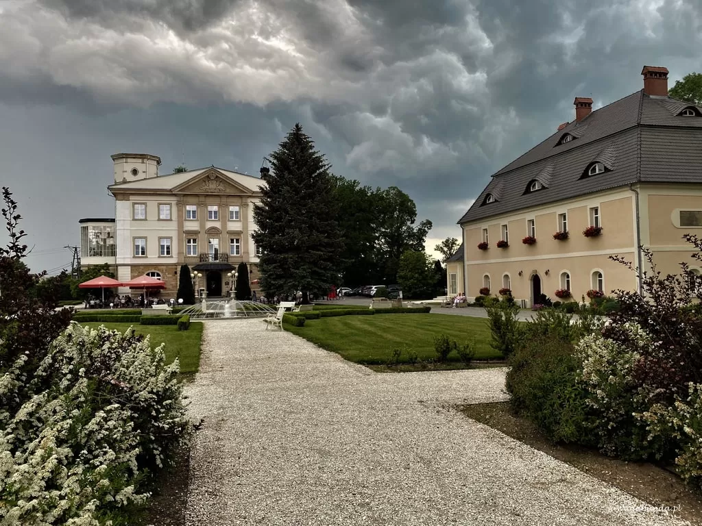 zabudowania pałacu w Brunowie dwa budynki