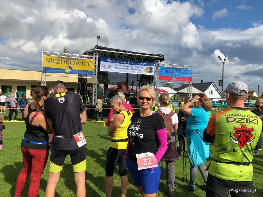 kobieta na charytatywnym biegu