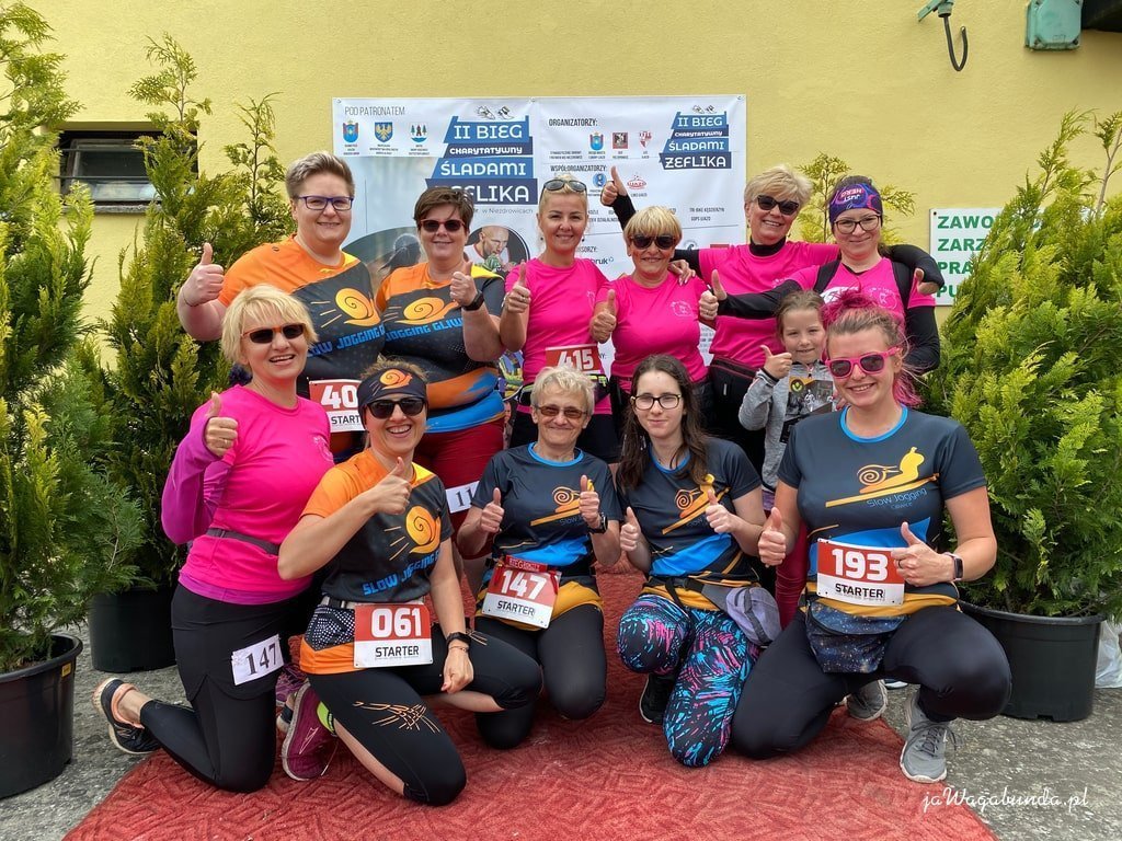 grupa kobiet na biegu