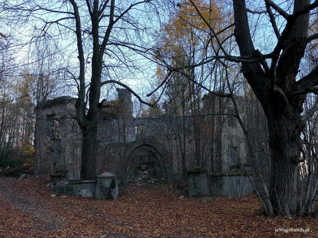 ruiny dawnego ośrodka