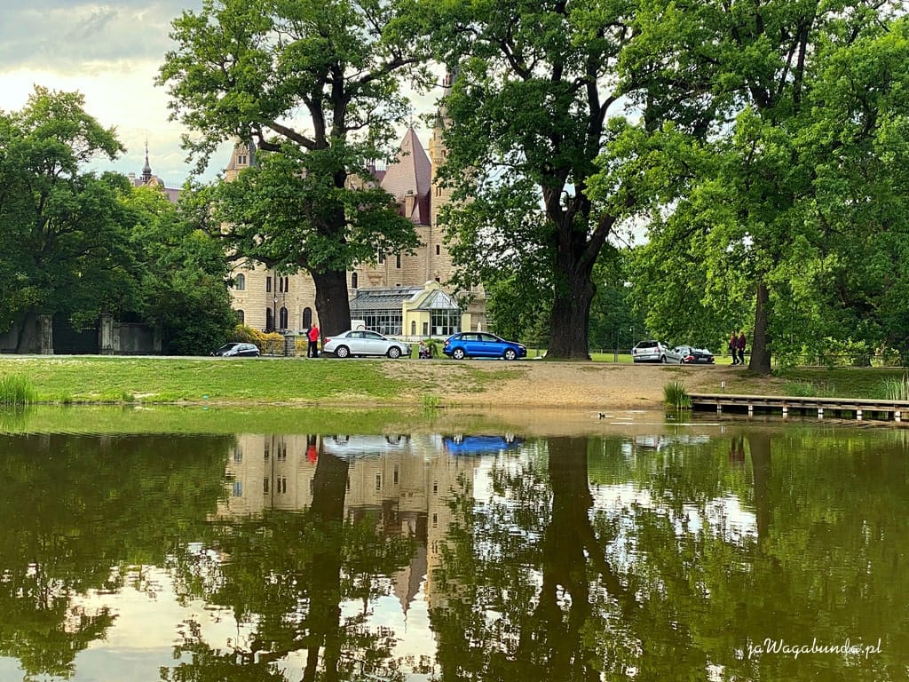 zamek odbijający się w wodzie