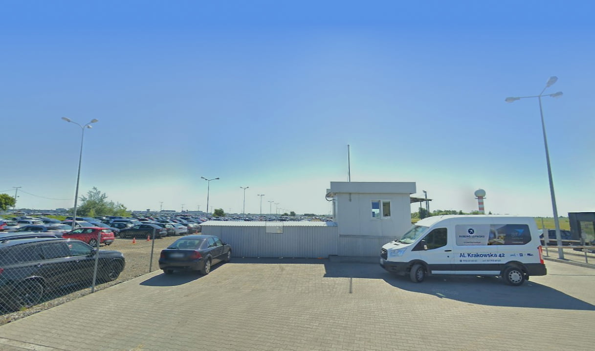 samochód przed lotniskiem chopina