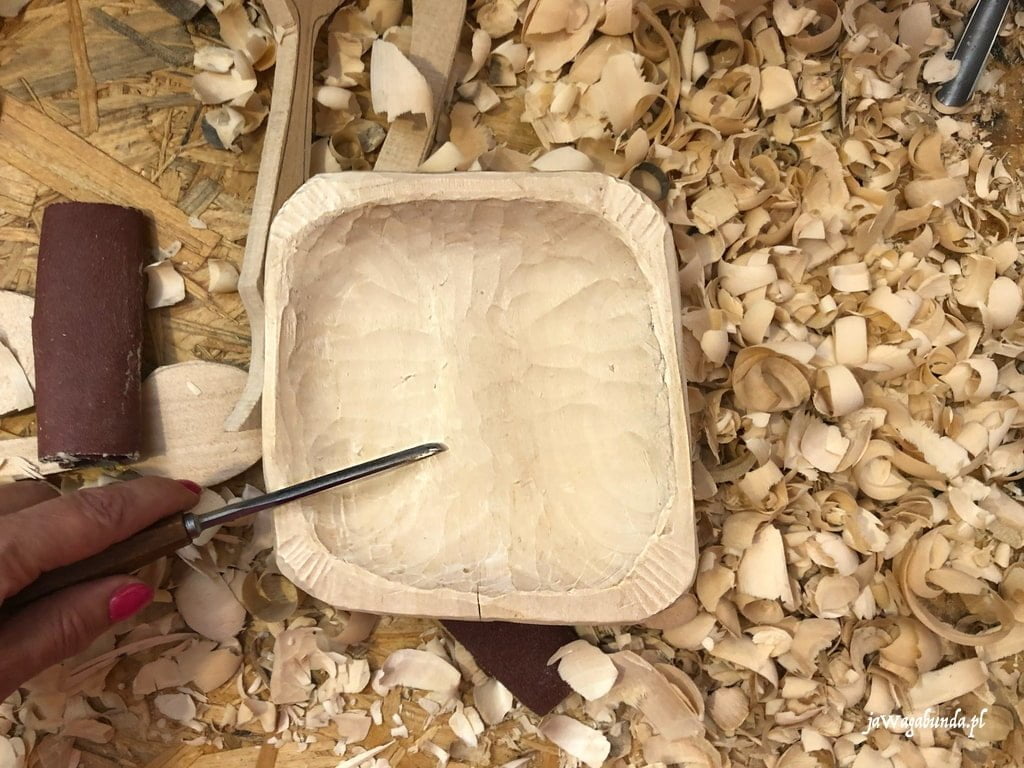 drewniana misa i dłutko