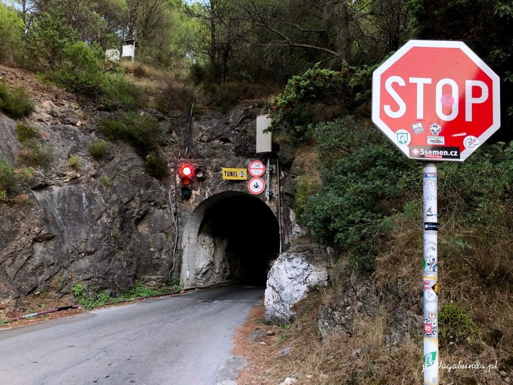 wjazd do tunele i znak stop