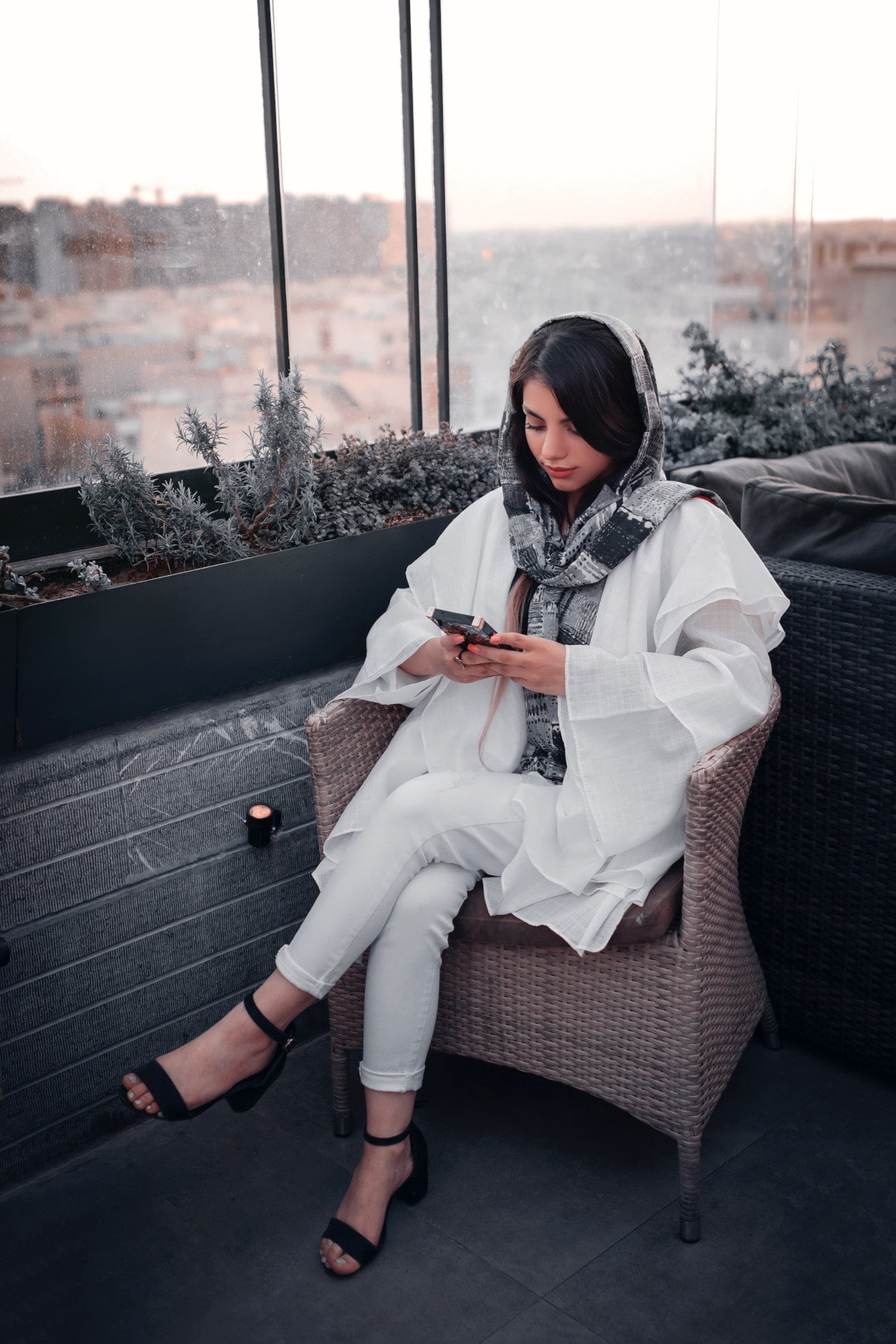 kobieta siedzi w fotelu